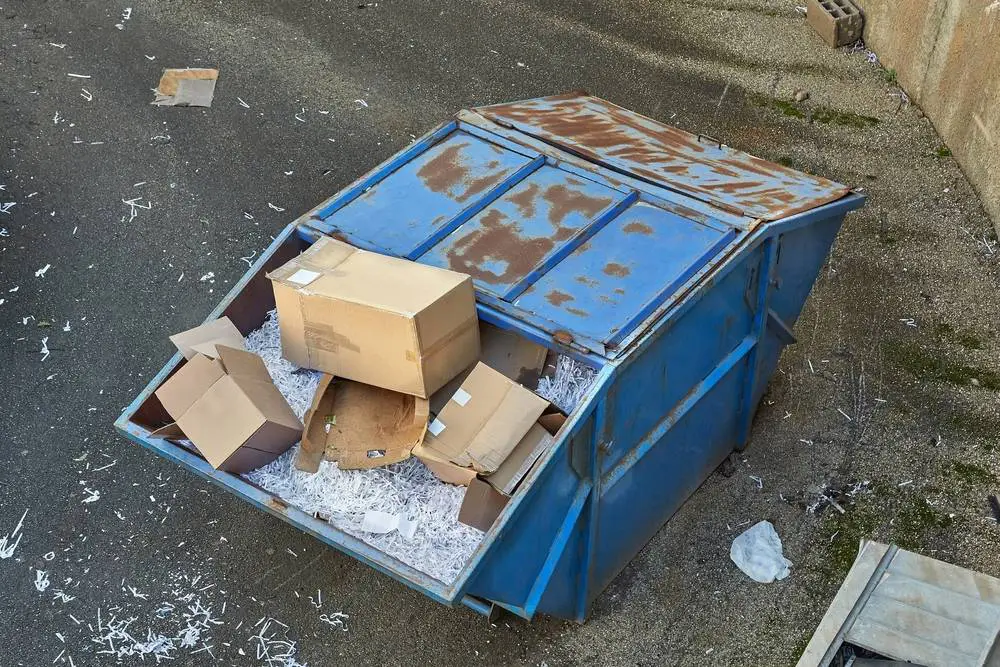 Müllcontainer mit alten Akten und Papiermüll