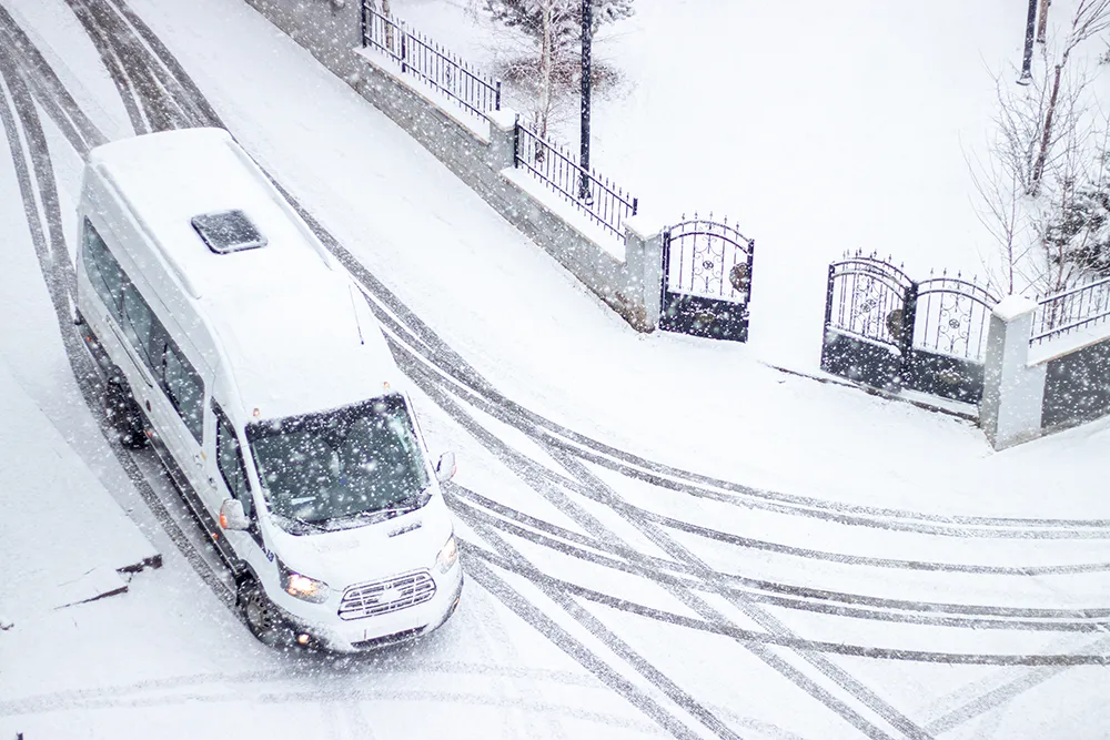 Zügelfahrzeug auf verschneiter Strasse