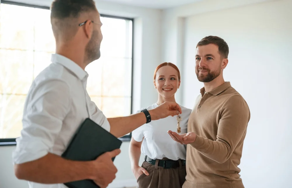 Schlüsselübergabe nach erfolgreichem Umzug mit einer Schweizer Umzugsfirma